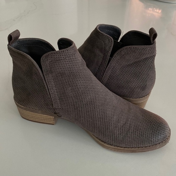 DV by Dolce Vita Brown Suede Ankle Booties Size 7.5 - Picture 1 of 2